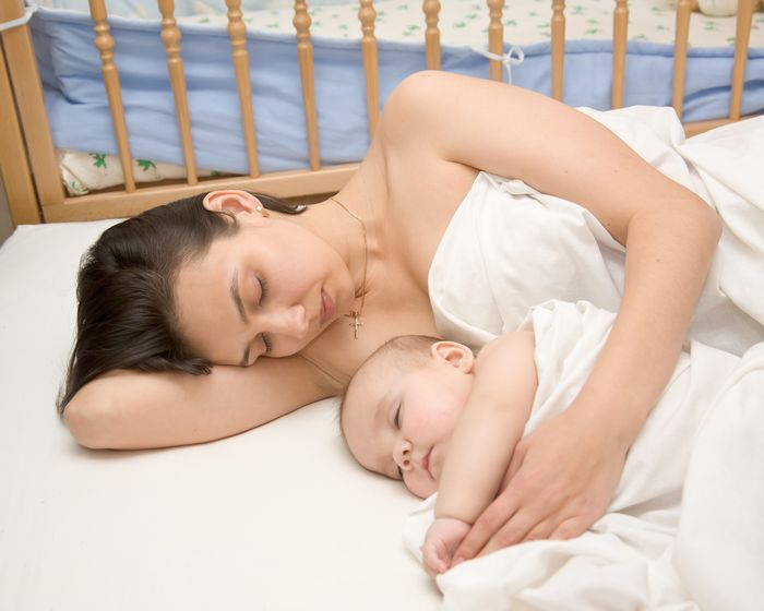 Молодая мама в постели. Молодые мамы с грудными детьми. Мама и спящий ребенок. Спящий малыш и мама.