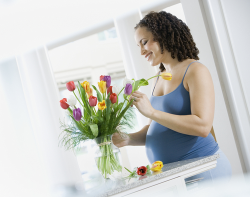 беременная и цветы