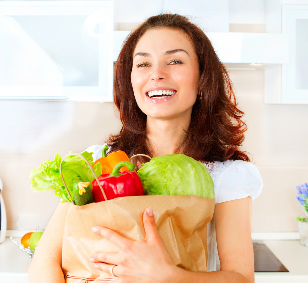 женщина держит овощи