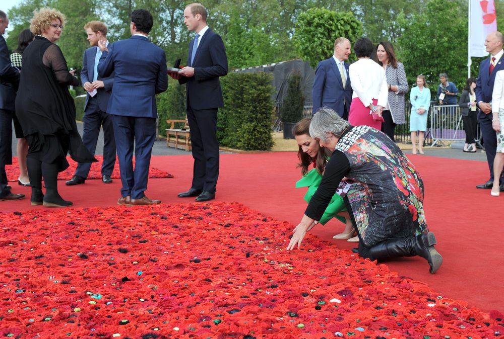 Кейт Миддлтон  посетила выставку цветов в роскошном изумрудном платье