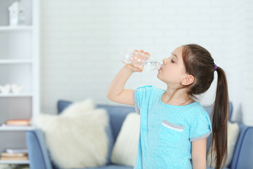 Девочка пьет воду