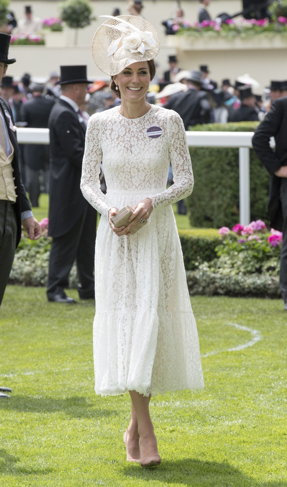 Кейт в белом платье