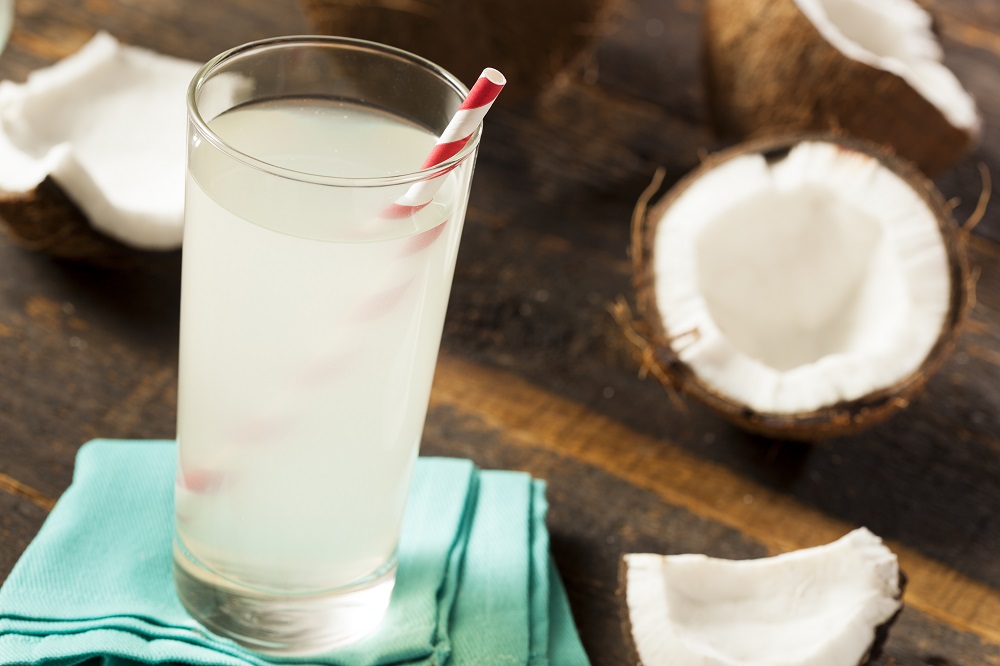 кокосовая вода в стакане