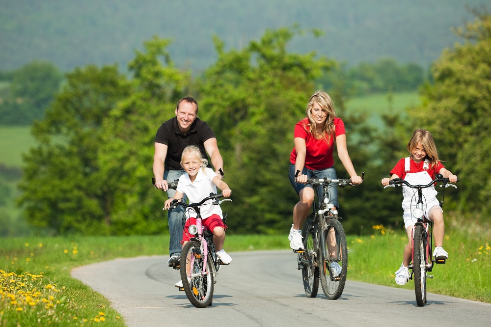 Семья катается на велосипедах