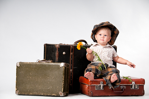 ребенок на чемоданах