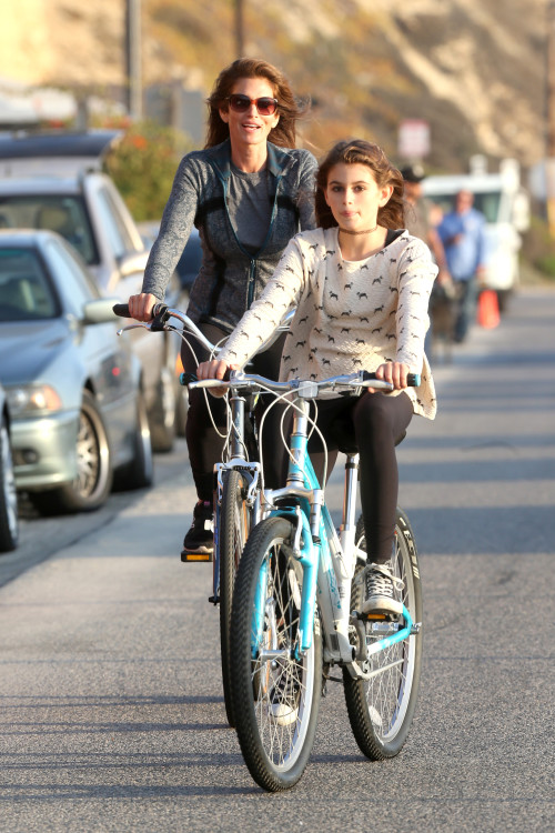 Синди Крофуорд с дочкой катается на велосипеде