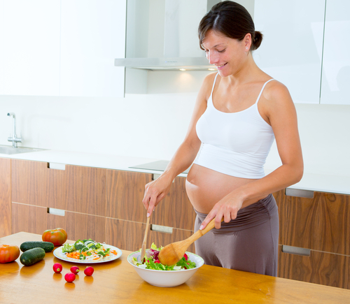 Беременная женщина на кухне