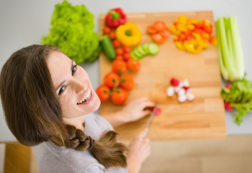 женщина ест овощи
