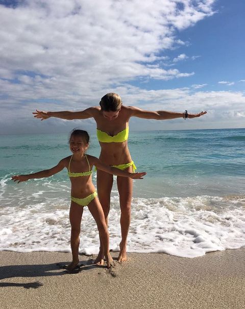 Вера Брежнева с дочкой на пляже