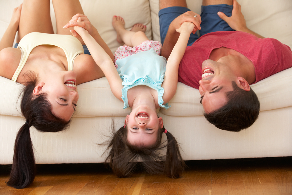 Родители и ребенок на диване