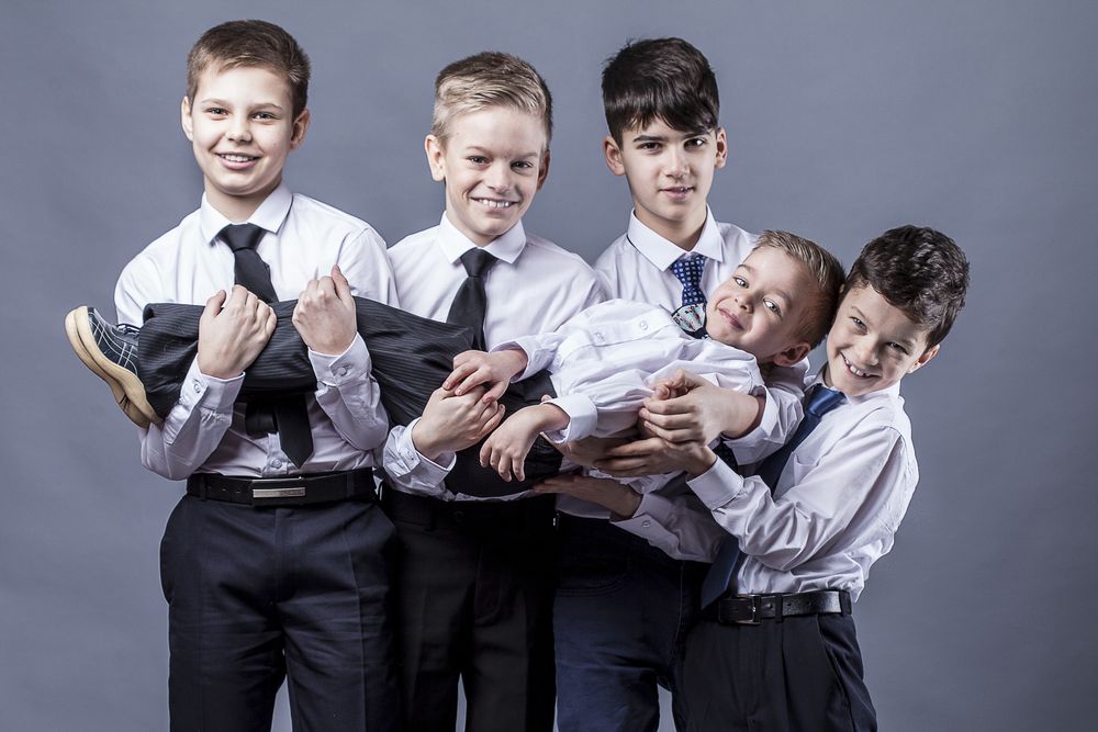 Можно ли выбрать школу. Школьная одежда мужская. Фото общей фотографии с учениками с яркими галстуками. Ребенок в обычной одежде у школы. Как подобрать рубашку для школьника.