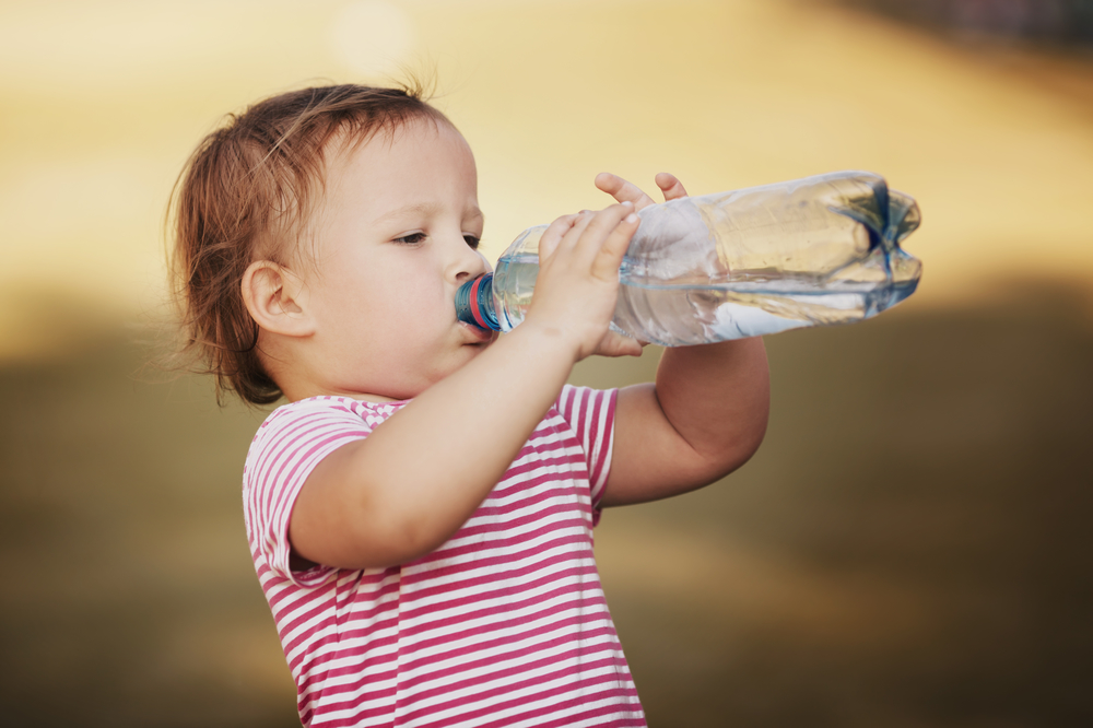 ребенок пьет воду