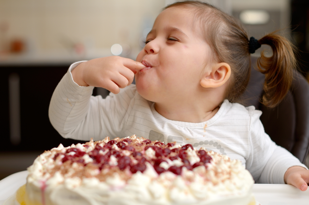ребенок ест торт