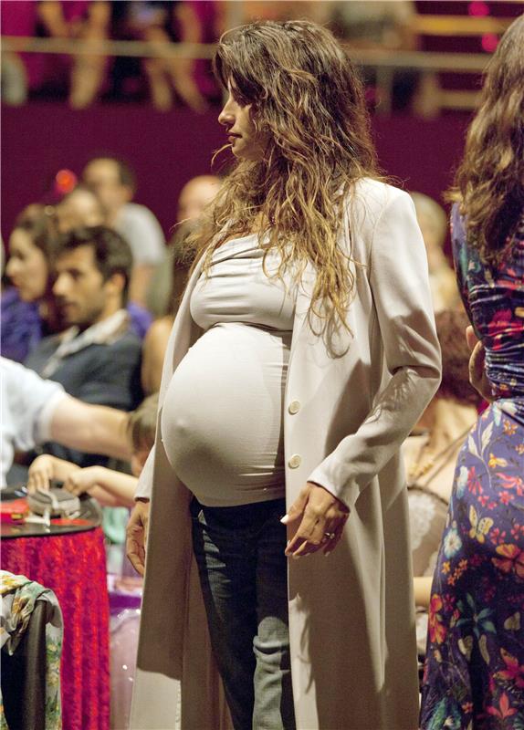 Большая беременность. Пенелопа Крус беременные. Пенелопа Крус беременна. Пенелопа Крус родила. Пенелопа Крус беременна в платье.